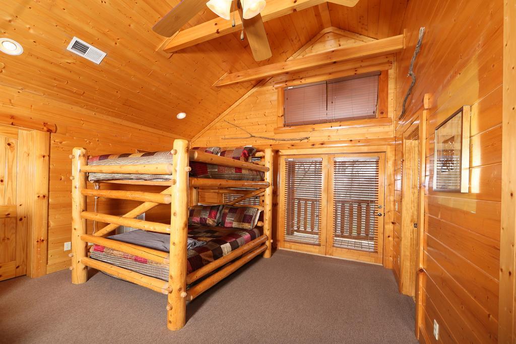 Rising Eagle Lodge - Eight Bedroom Пиджен Фордж Екстериор снимка